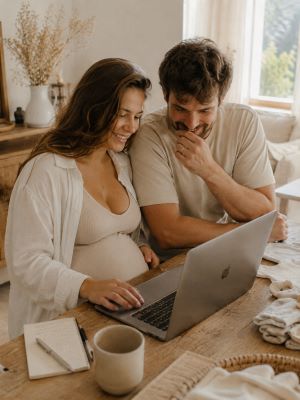 couple qui prépare la liste de naissance pour accueillir leur premier enfant