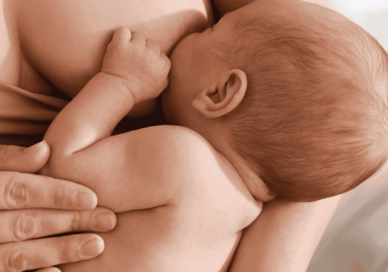 Cette photo représente un bébé au sein de sa maman et illustre l'allaitement qui peut parfois être difficile?