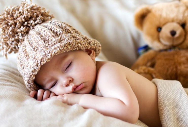 doudou veille sur le bébé profondément endormi