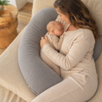 bébé bien positionné grâce au coussin d'allaitement ce qui permet d'augmenter la production de lait maternel