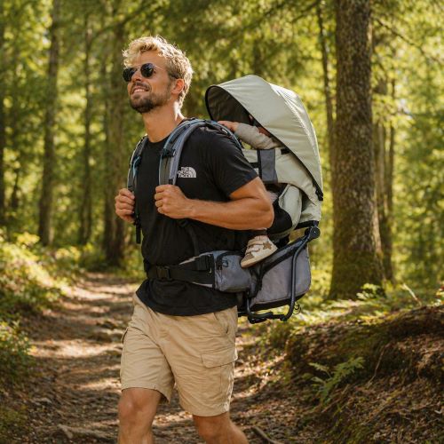 le porte-bébé de randonnée utilisé par un papa dans une forêt