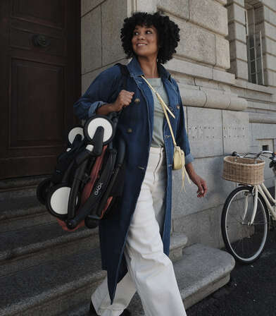 Poussette 3 en 1 pour les mamans qui habitent en ville et qui ont parfois besoin de porter la poussette sur l'épaule.