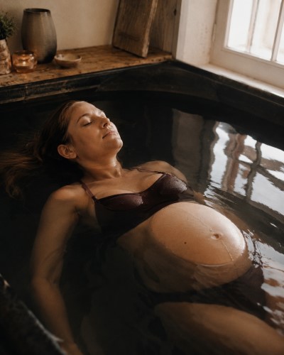 Séance de flottaison activité insolite femme enceinte