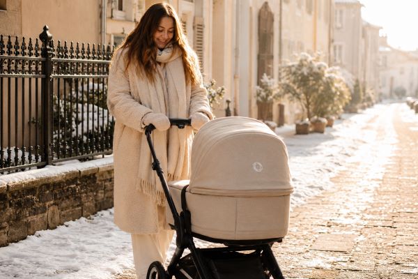 Maman qui n'a pas hésité à sortir l'hiver avec un bébé dans une poussette