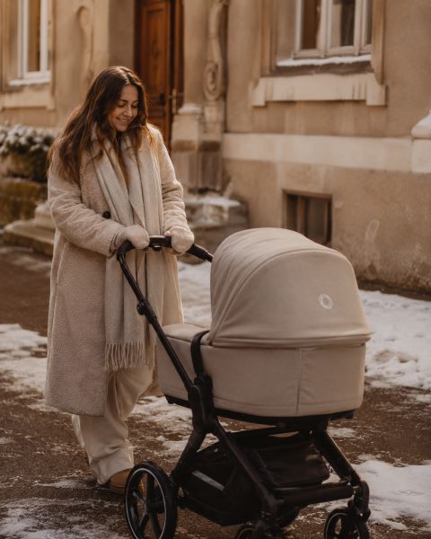 maman qui n'hésite pas à sortir l'hiver avec un bébé dans la poussette