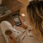 meilleur babyphone sur lequel maman peut vérifier que bébé dort bien pendant qu'elle est au salon