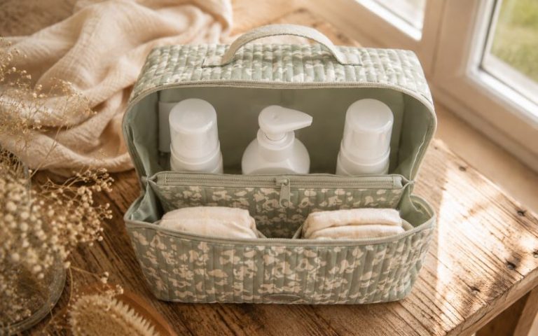 trousse bébé chic et pratique pour bien organiser tous les produits de bébé