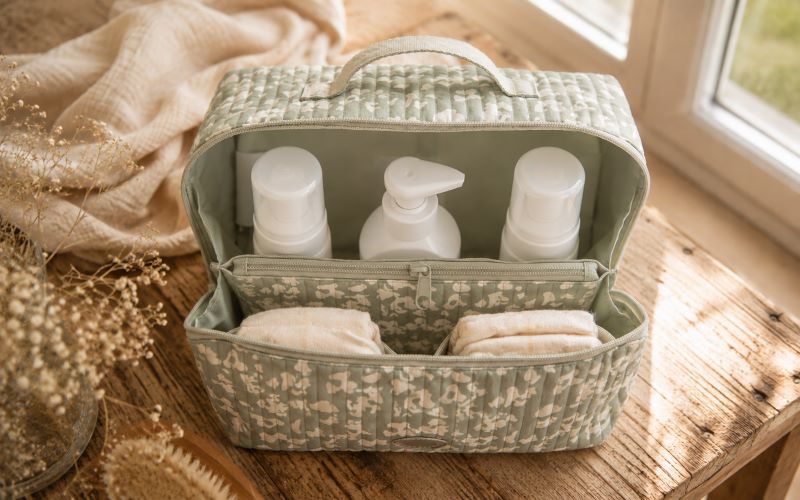 trousse bébé chic et pratique pour bien organiser tous les produits de bébé