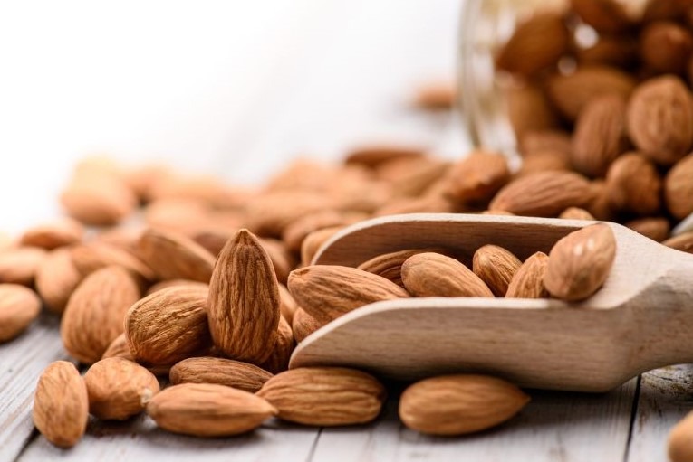 Amandes riches en nutriments pour soutenir naturellement la production de lait maternel pendant l'allaitement