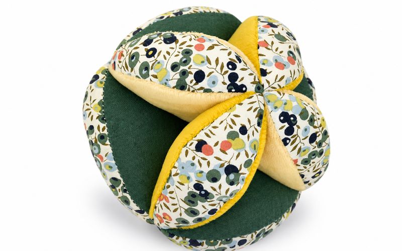 Balle de préhension en tissu, jouet Montessori 3 mois conçu pour favoriser la coordination œil-main et les premiers gestes de bébé.