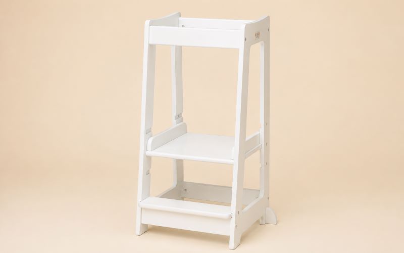 Tour d'observation enfant sécurisante en bois blanc avec plateforme réglable et barrières de protection pour favoriser l'autonomie en toute sécurité