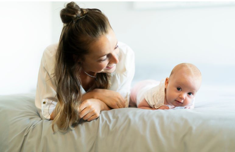 Activités bébé 2 mois pour éveiller doucement un nourrisson