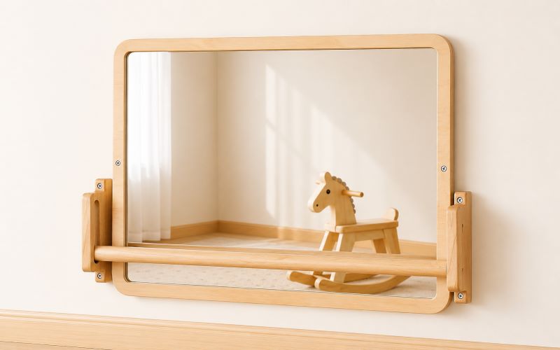 jouet montessori 3 mois miroir à installer dans l'espace de jeu de bébé pour stimuler la motricité