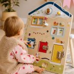 Busy board bébé Vertbaudet en bois FSC avec sons et lumières pour développer la motricité fine dès 1 an
