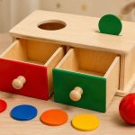 idée cadeau bébé 1 an inspiré par la pédagogie Montessori la bote de permanence de l'objet stimule l'éveil et soutien le développement de bébé