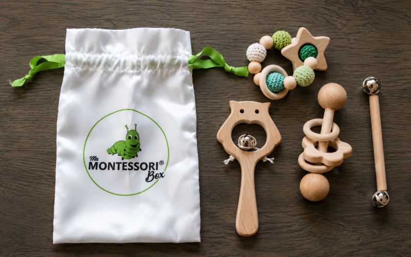 Mobile de Gobbi, jouet Montessori 3 mois, avec boules en feutre dégradées suspendues sur fond blanc.