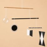 Jouet Montessori mobile de Munari suspendu avec formes géométriques noir et blanc pour stimuler la vision et la concentration du nouveau-né.