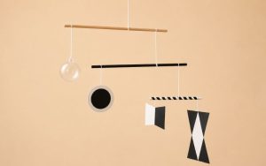 Jouet Montessori mobile de Munari suspendu avec formes géométriques noir et blanc pour stimuler la vision et la concentration du nouveau-né.