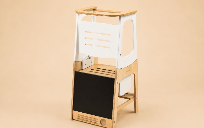 Tour d'observation enfant Maxi-Cosi Toucan en bois avec tableau noir intégré pour favoriser l'autonomie et l'apprentissage au quotidien