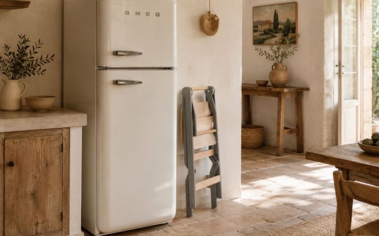 our d'observation pliable rangée contre un réfrigérateur SMEG dans une cuisine de style mas provençal