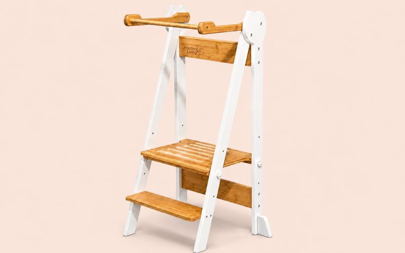 Tour d'observation pliable en bambou et bois blanc sur fond beige rosé