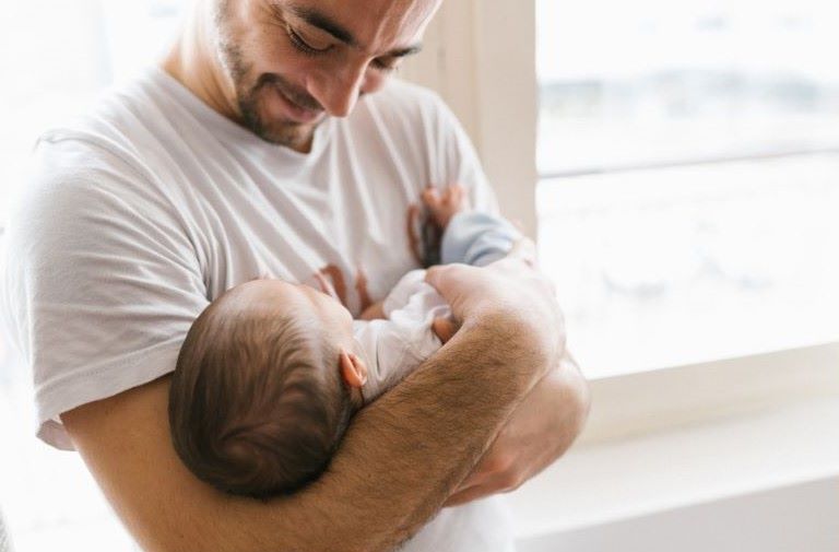 Nuit de Java : un papa apaise son nouveau-né dans ses bras pendant la deuxième nuit à la maternité